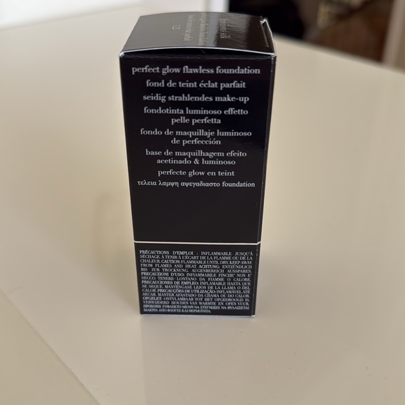 Giorgio Armani Luminous Silk Foundation - Shade 5.25 - Picture 7 of 11